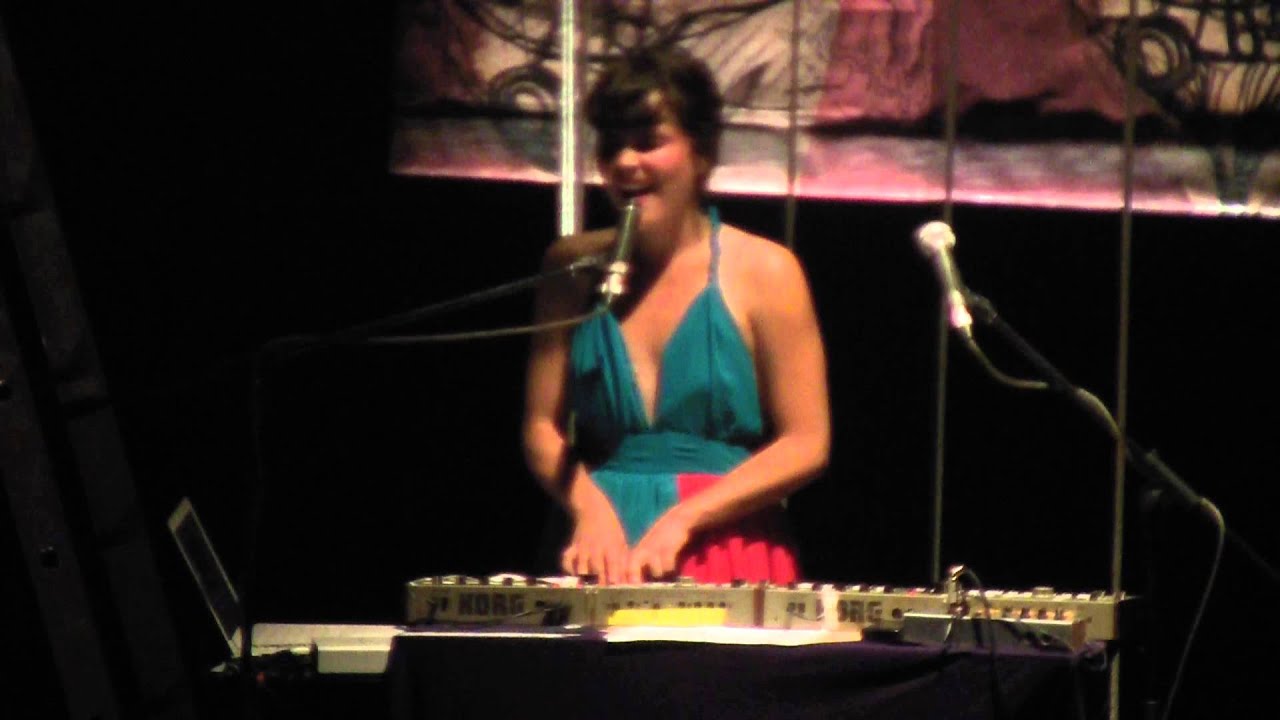 Camila Moreno - Idea (Presentacion Panal / Matucana 100 / 21.12.2012)