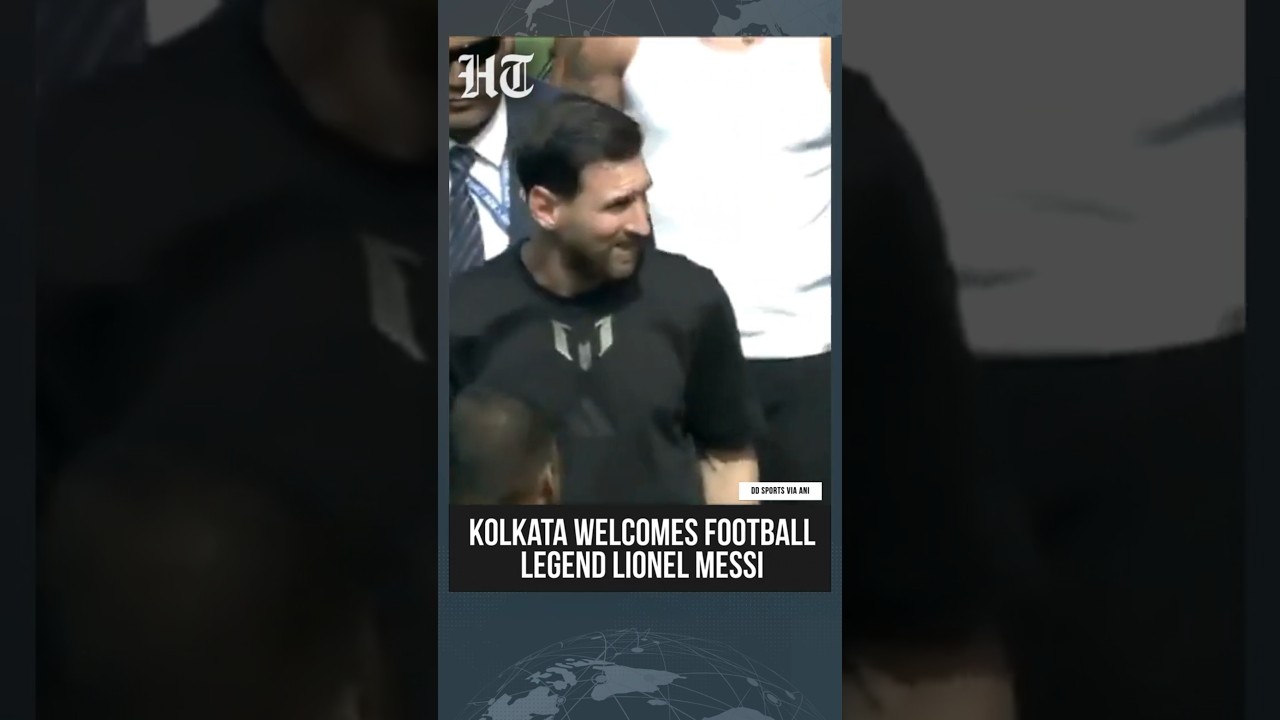 Лионель Месси приветствует болельщиков в Калькутте, тысячи людей встречают его на стадионе &laquo;Солт-...