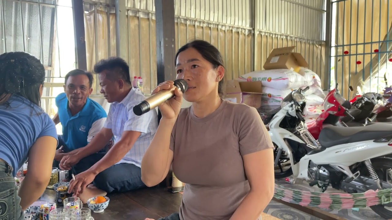 Chị 3 hát Thuyền Hoa