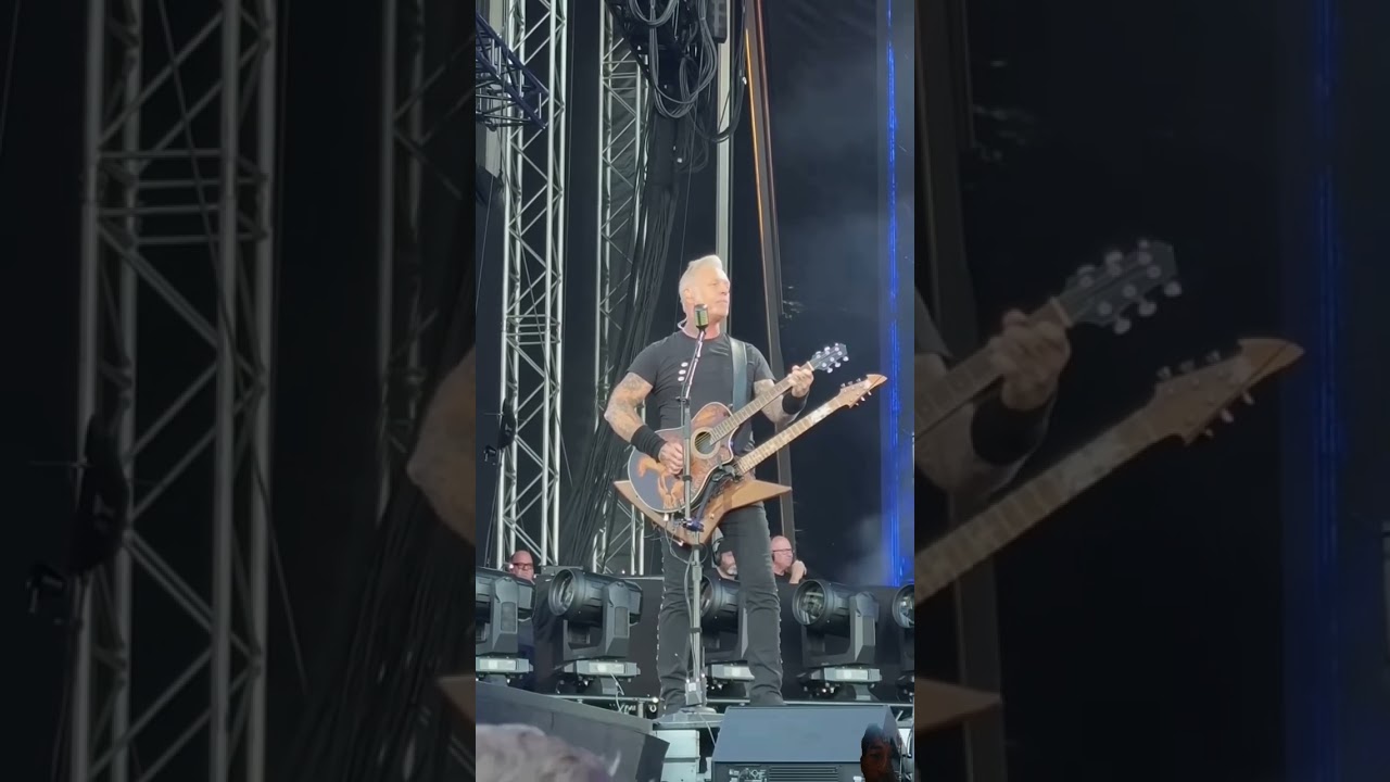 James Hetfields cooler Auftritt mit zwei Gitarren auf der Bühne 