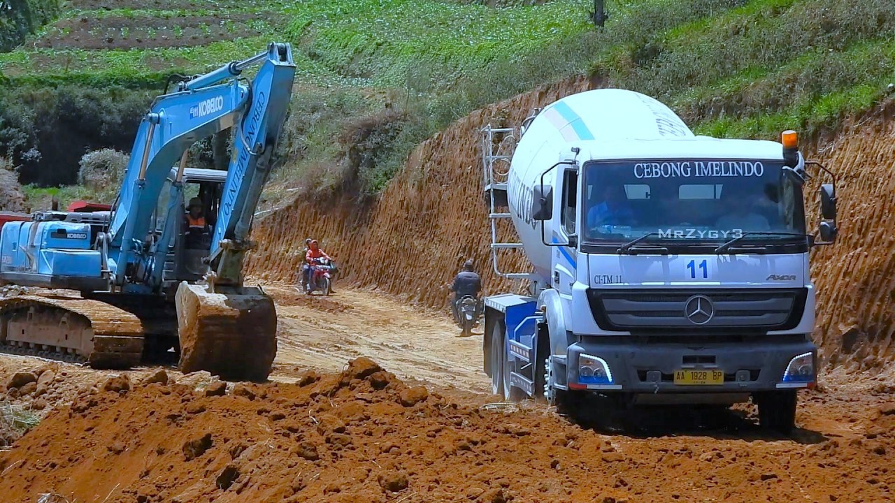 WATCH: SK200 Excavator Demolishes Massive Earth Wall for Road Expansion!