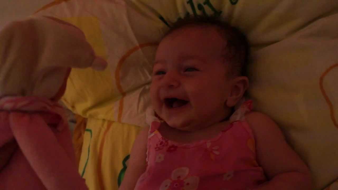 1ère crise de rire de miss-bébé, 3 mois ! MDR, my baby ! lol