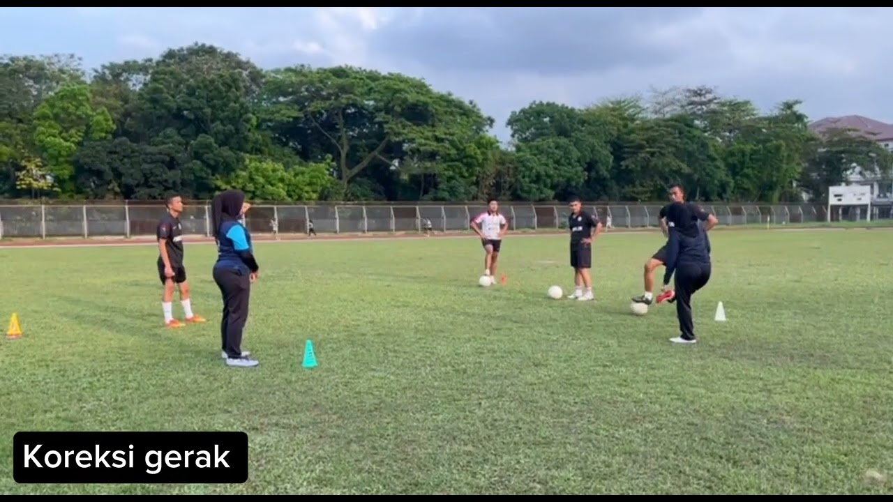 VIDEO MENGAJAR DAN PENILAIAN SEPAK BOLA | CINDY RASIKA AMALIA