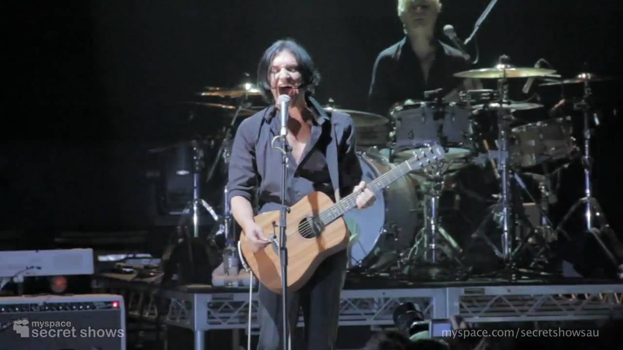 Placebo performing Because I Want You