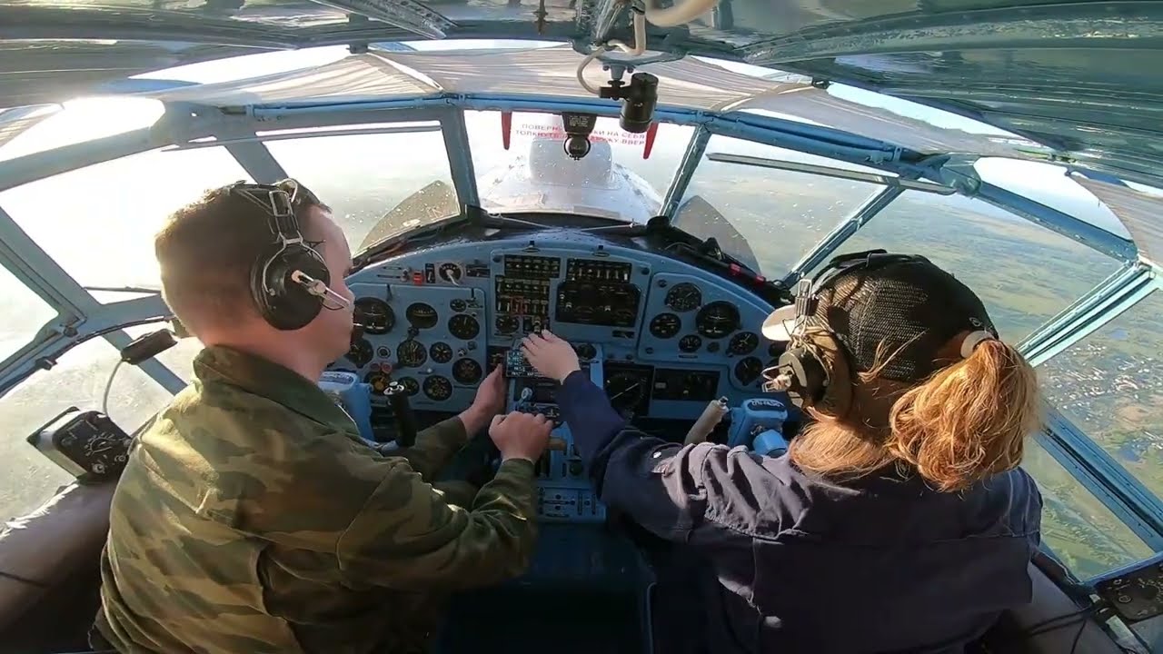 Widok kokpitu dwupłatowca Antonow An-2 | Pełny lot