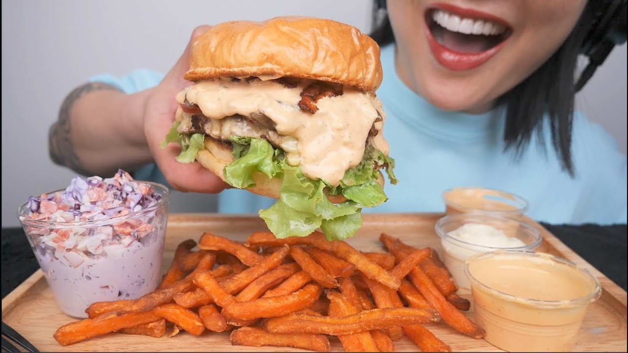 JUICY BURGER (ASMR EATING SOUNDS) LIGHT WHISPERS | SAS-ASMR