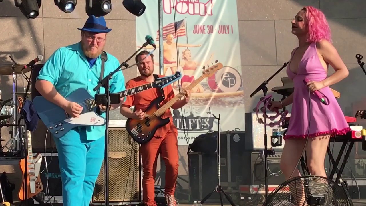 Turkuaz performs 