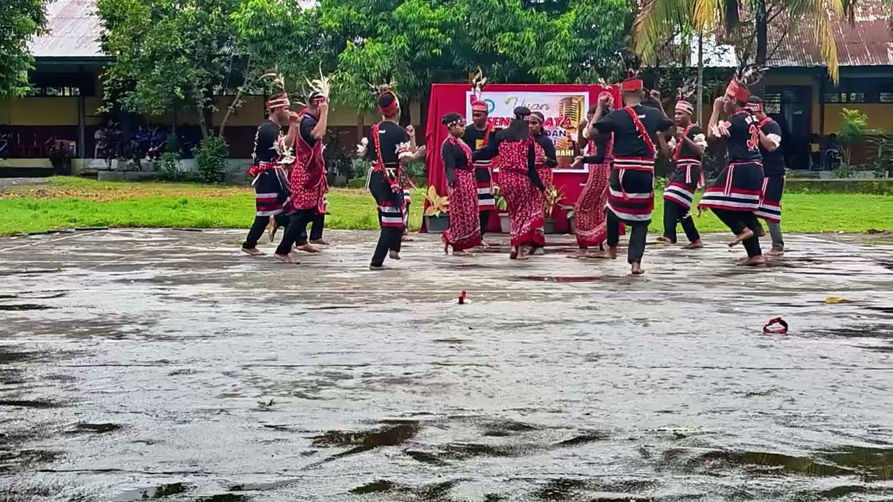 TARI KREASI SISWA SMAS KRISTEN 1 KALABAHI KELAS XII F4 Kelompol A. UJIAN PRAKTEK SENI BUDAYA. 