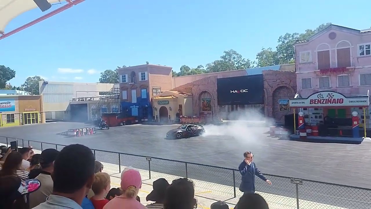 Spy chase stunt show at movieworld #movieworld