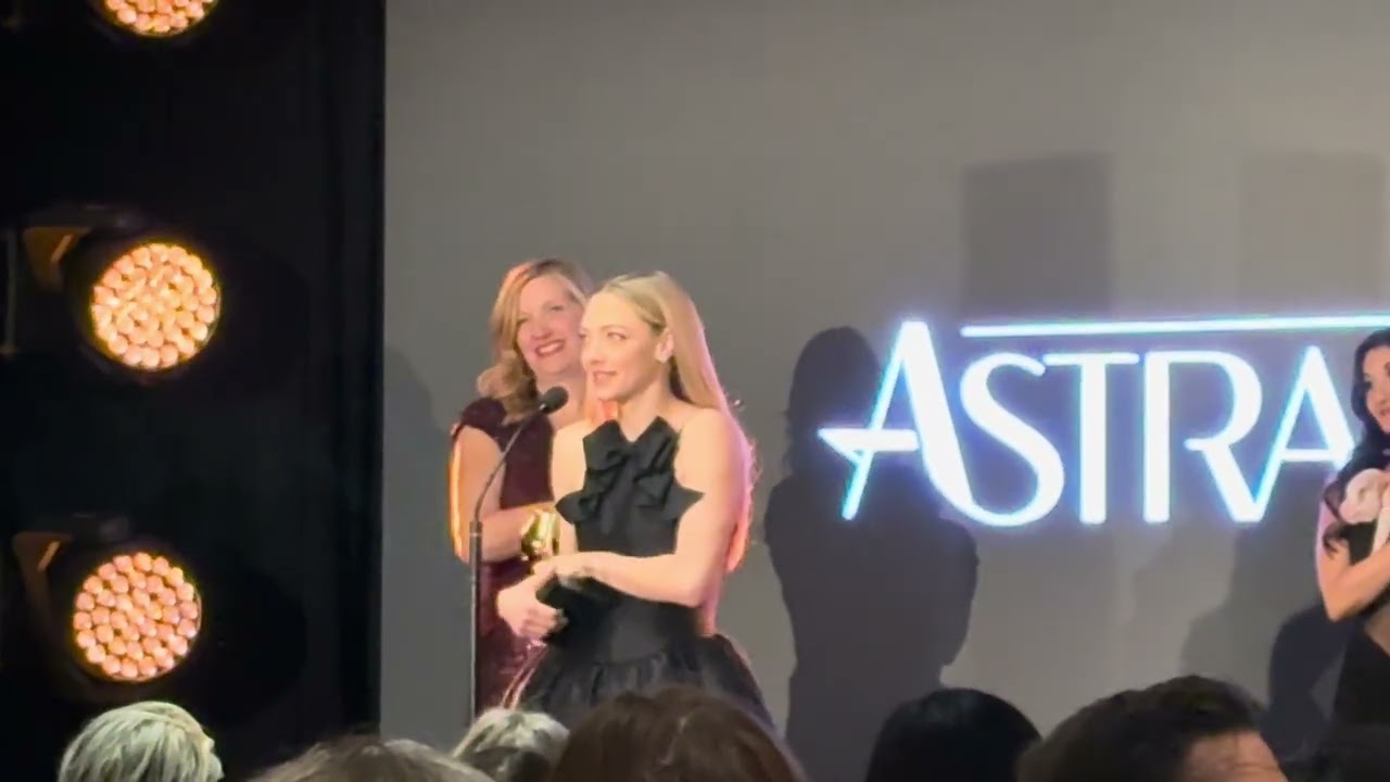 Amanda Seyfried wins the Petco Love Impact Award! So cute! 🐶
