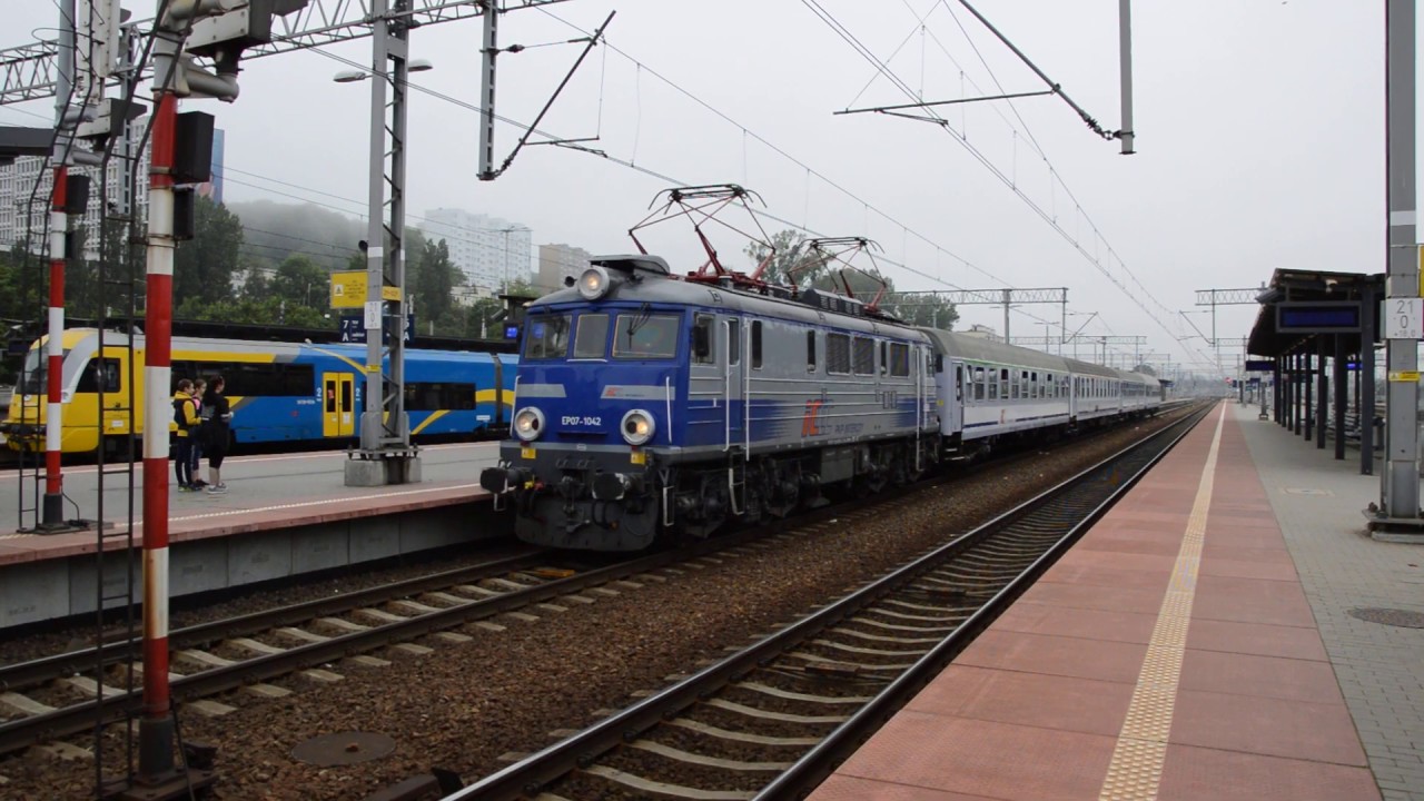 EP07-1042 z TLK 53104 &bdquo;Branicki&rdquo; wyjeżdża ze st. Gdynia Gł&oacute;wna 13.06.2020