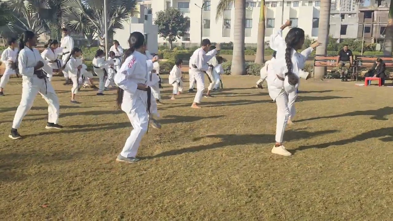 કર્મયોગી માર્શલ આર્ટ્સ ફ્રી કલાસ રેલનગર , રાજકોટ બ્લેક બેલ્ટ પરીક્ષા આપતા બાળકો