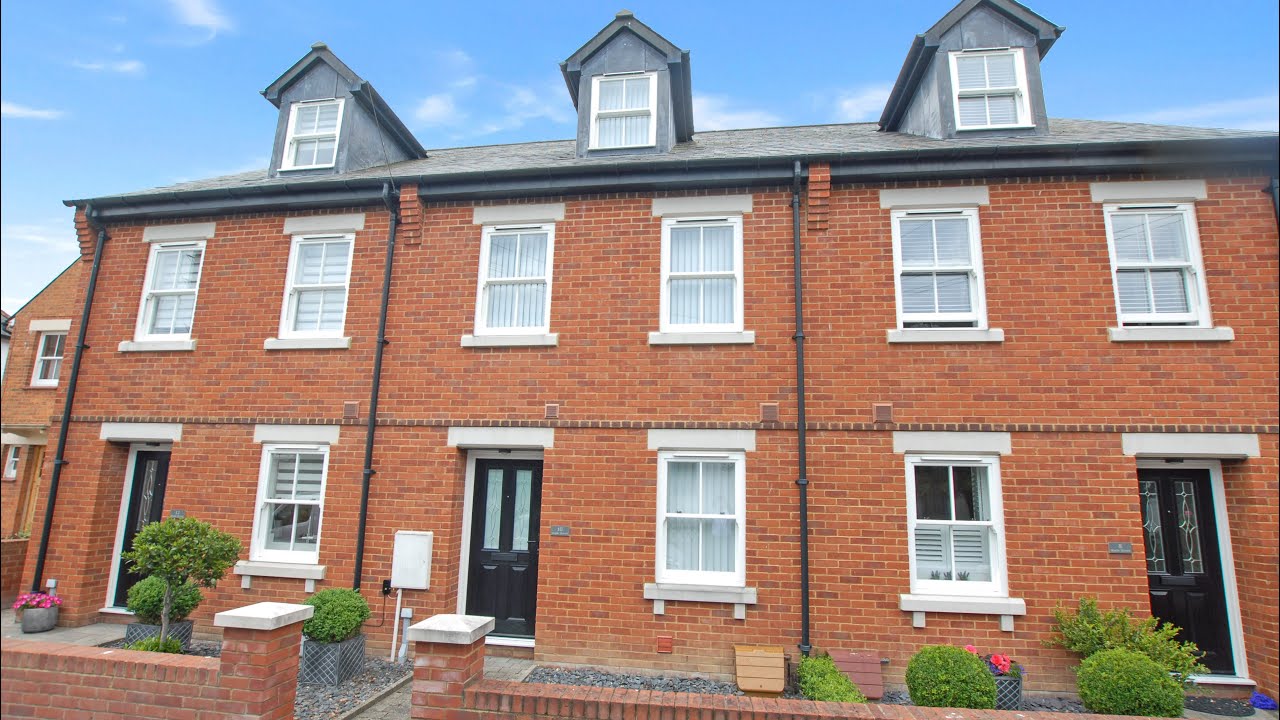 10 Stade Street, Hythe, CT21 6BD. £450,000. To arrange to view call Lawrence & Co on 01303 266022
