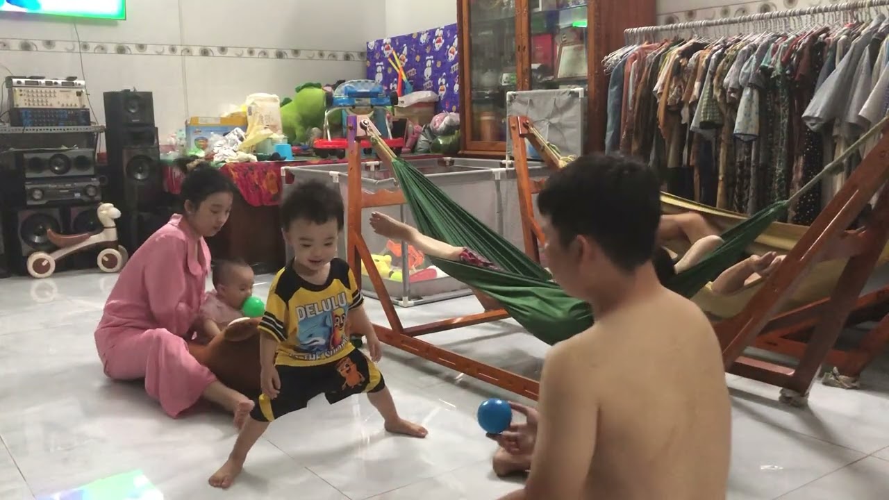Cả nhà cùng 2 em bé!