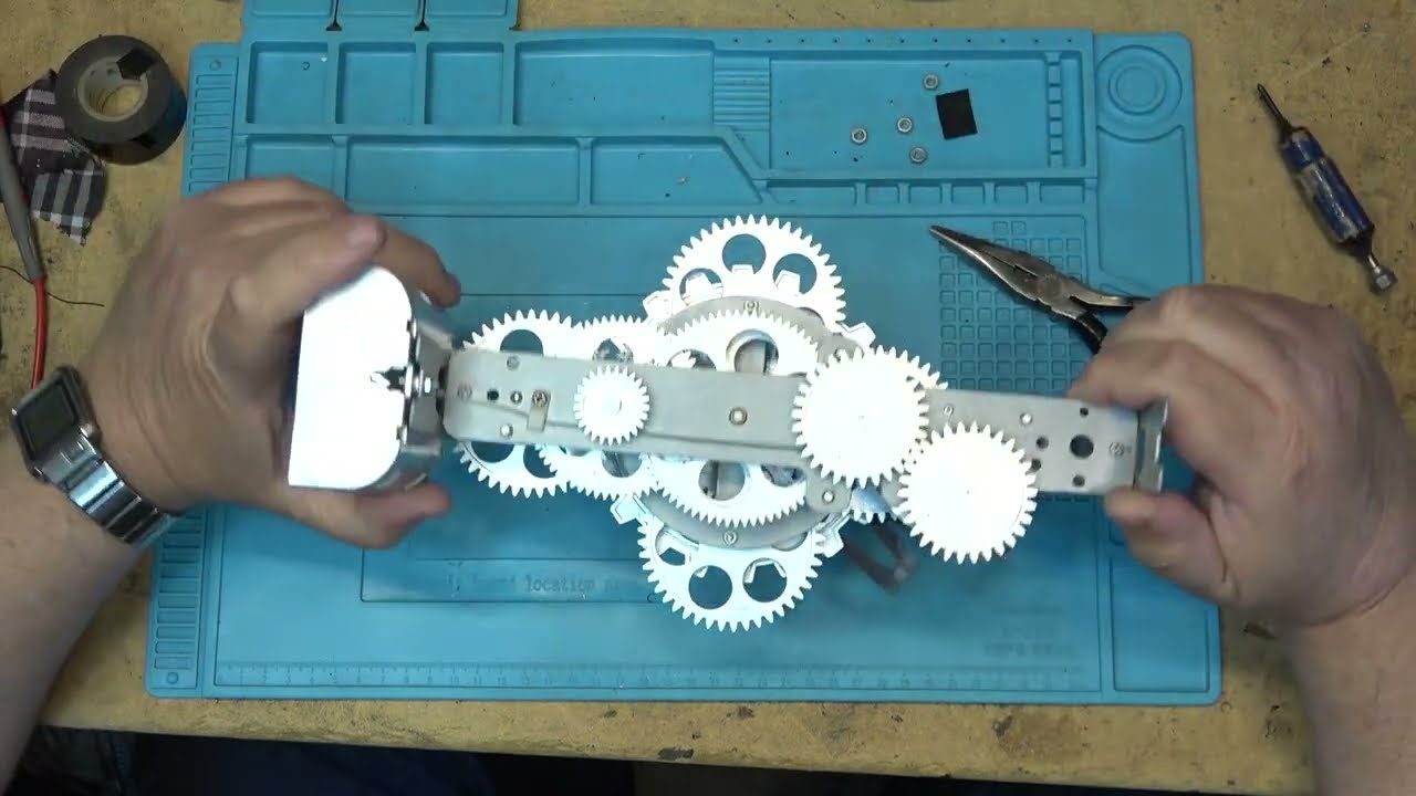 This thrift store find is very cool but it doesn't work. Let's fix it.