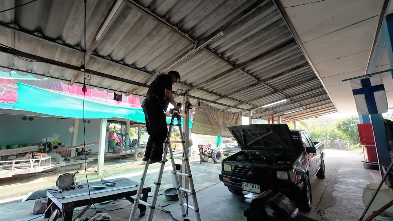 Farang johtotehtävissä ja Pattayalla pyramidia.