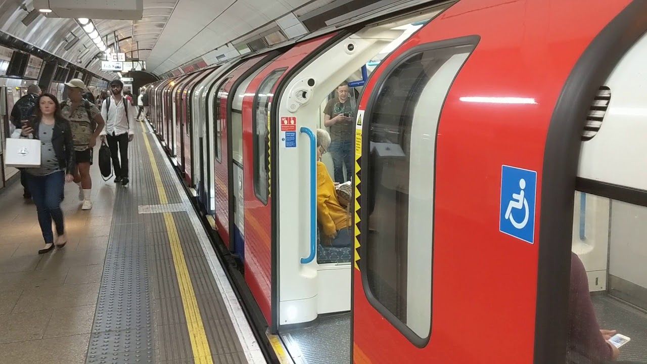 Victoria Station, Victoria Line, London Transport, underground tube trains, going south