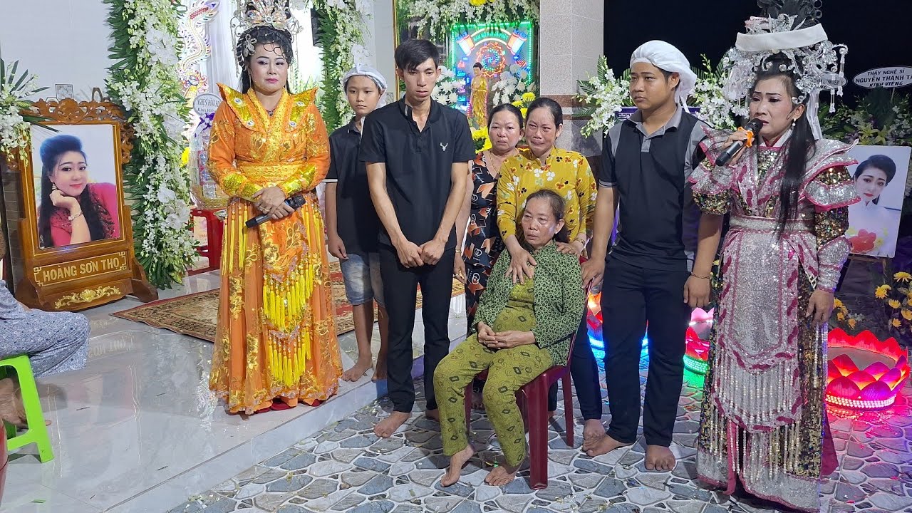 Rơi nước mắt trước cảnh sinh ly tử biệt, chồng con, ba mẹ nghệ sĩ Lê Phương trước áo quan cảm tạ