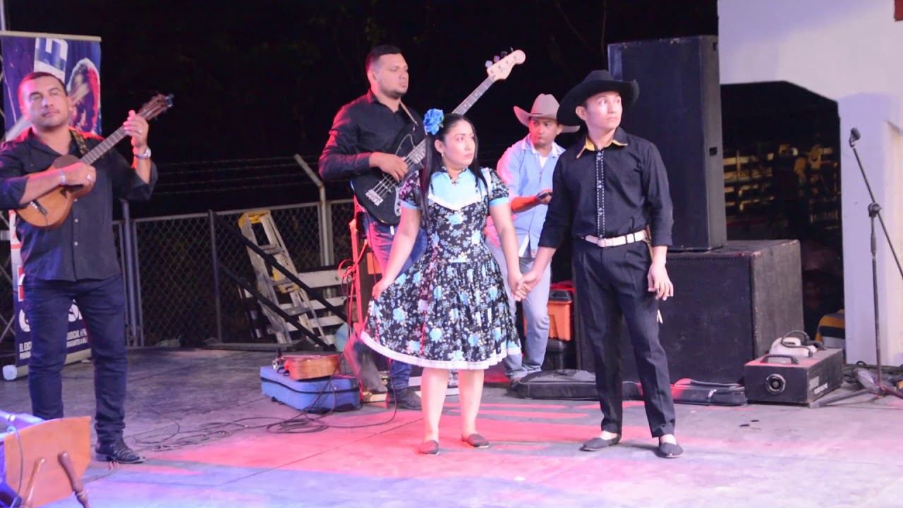 Baile de joropo criollo con varias parejas en concurso