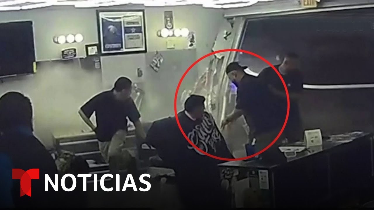 Conductor pierde el control y se impacta contra una barbería en Texas | Noticias Telemundo