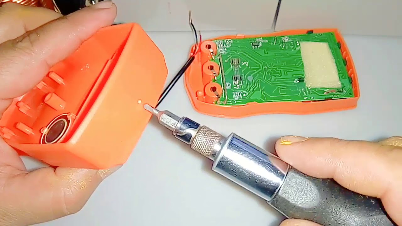 Multimetro sin pila con cargador de movil funciona muy bien.