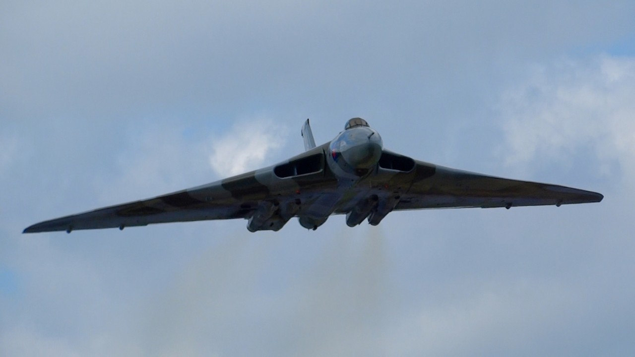 Incredible howl of the Vulcan bomber plane during it's last flying season in 2015