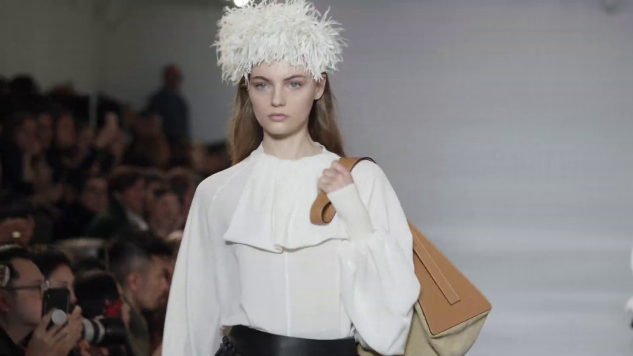 LOEWE Fall Winter 2019 women's runway collection