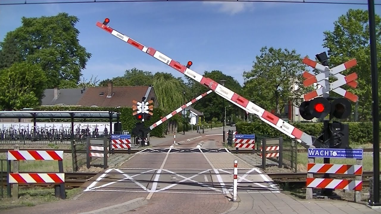 Spoorwegovergang Geleen-Lutterade // Dutch railroad crossing