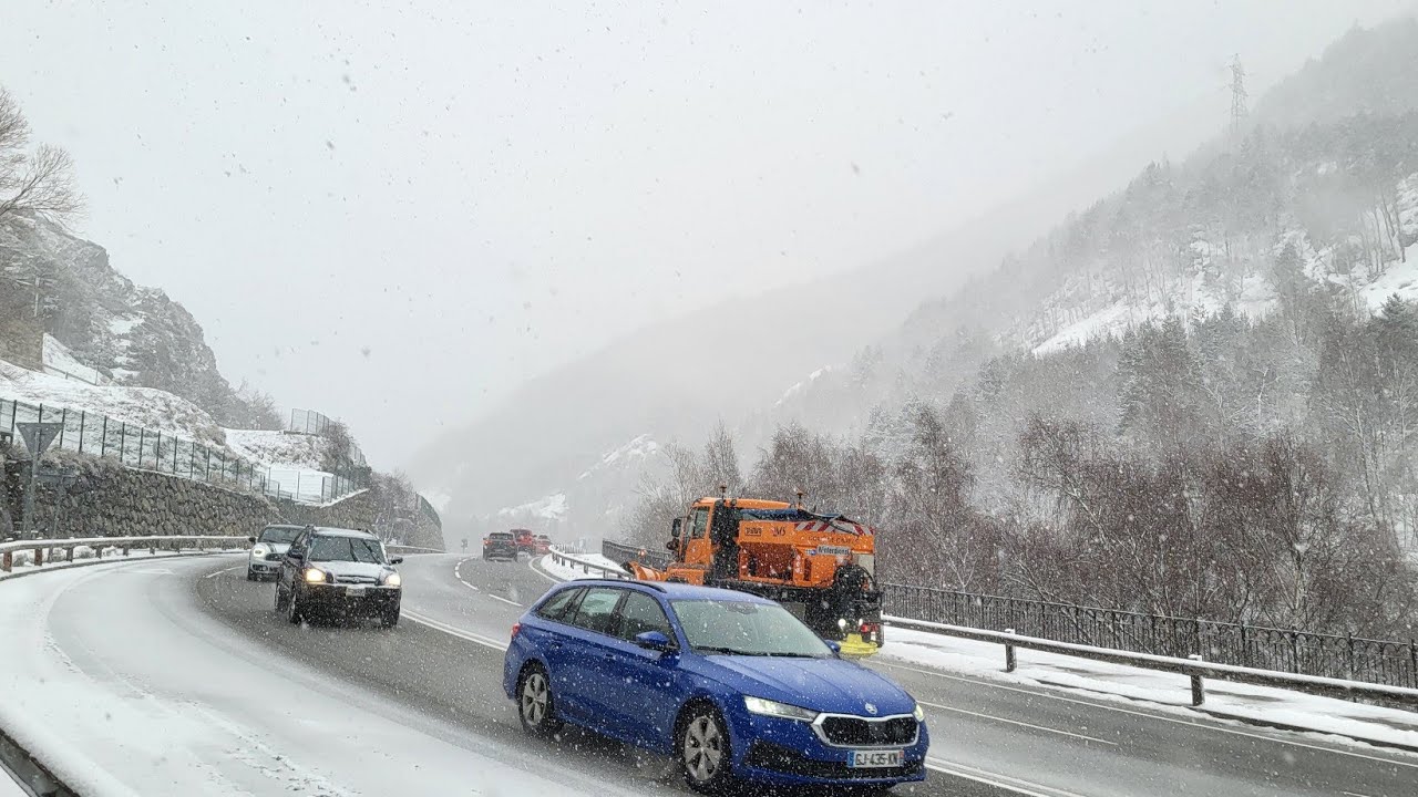 Subimos con nieve hasta Pas de la Casa pasando por varios pueblos de #andorra  