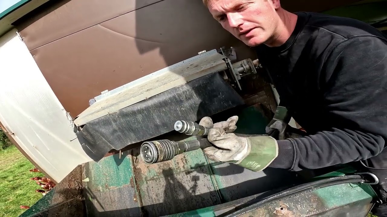 Futter füllen und entmisten beim Wanderhuhn Stall