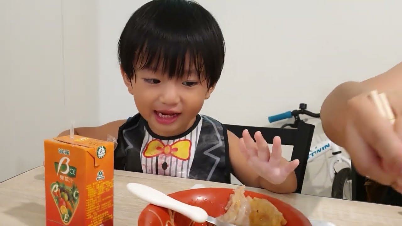 我們讓咚咚弟弟第一次吃臭豆腐..好吃嗎？｜咚2y7m19d