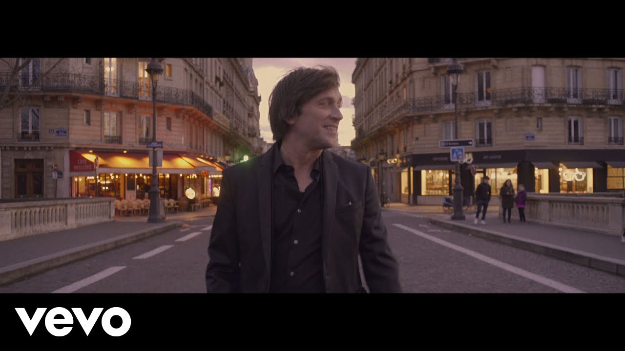 Thomas Dutronc - Plus je t&rsquo;embrasse (Clip Officiel)