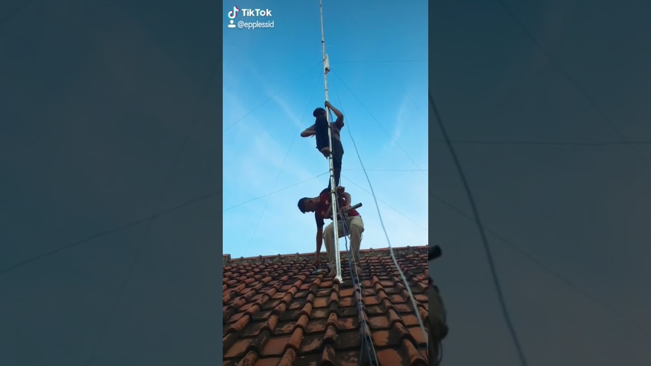 memasang antena wifi lhg xl ac pada tiang monopole #shorts #wifi #tower