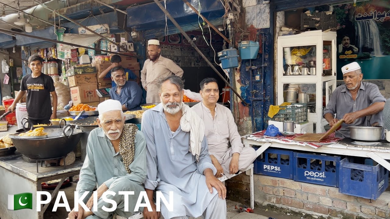 🇵🇰Kamoke Pakistan | Walking Through a Bustling Shopping Market 2025 in 4K