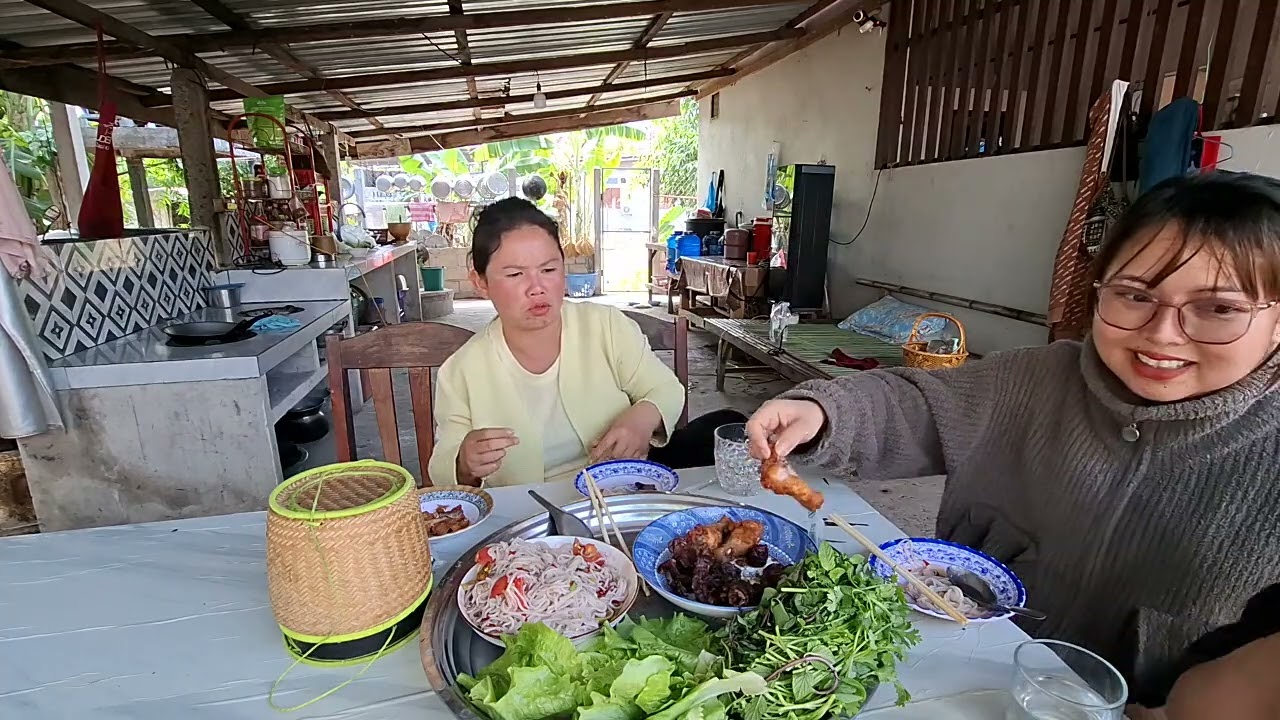 กินข้าวเที่ยงกันทุกคน