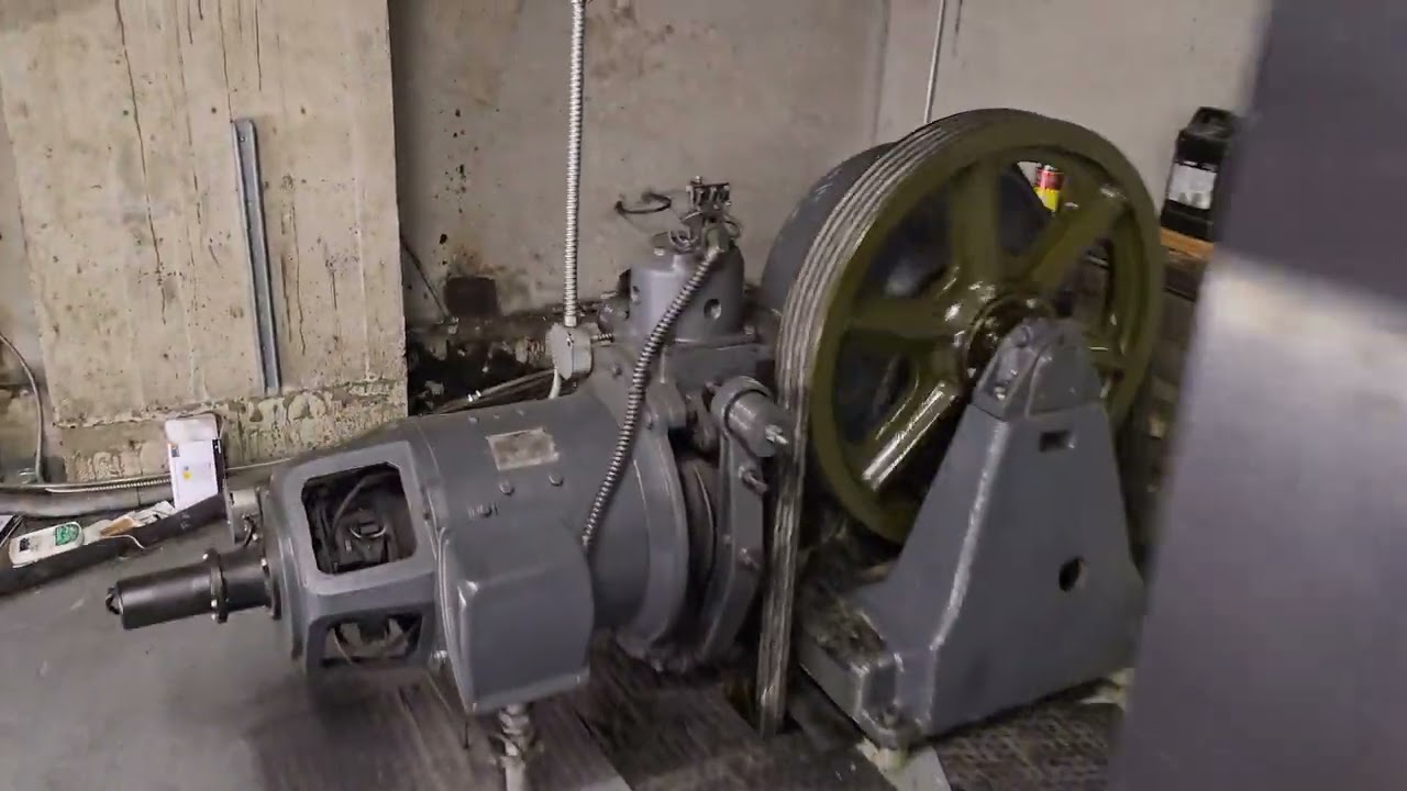 Машинное отделение лифта с редукторным приводом Westinghouse/MCE