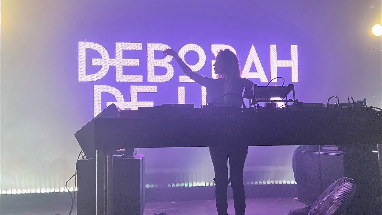 Deborah de Luca - Bad Guy