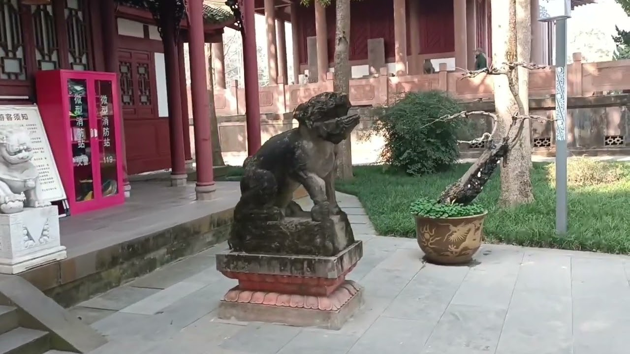 Chengdu of china city walk,and old buildings etc.成都世际城，和成都老建筑，