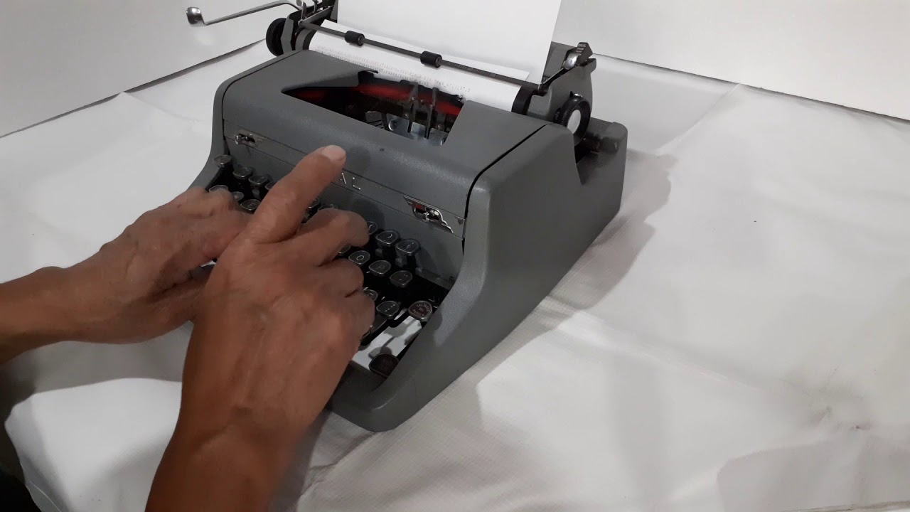 Maquina de escribir antigua ROYAL de 1942