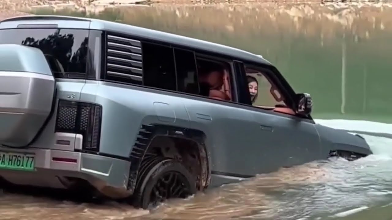 Driving BYD Yangwang U8 with a carload of people, heading straight to the water for some fun