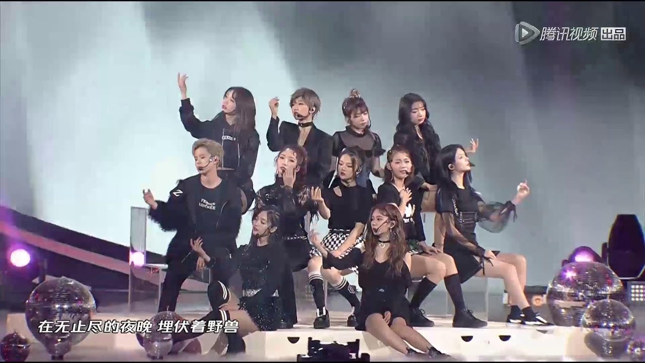 火箭少女101超酷黑色造型的舞台现场