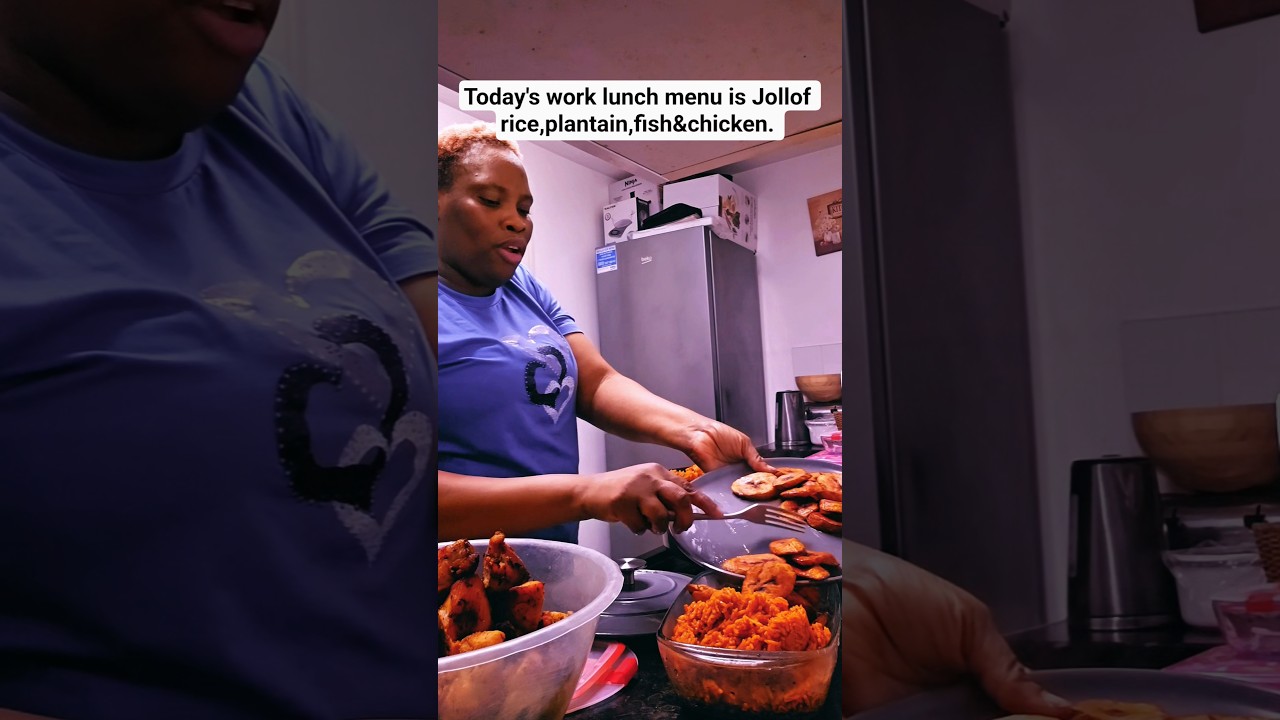 Dzisiejszy lunch roboczy składa się z ryżu jollof, banan&oacute;w, ryby i kurczaka. #jedzenie #przerwa_o...