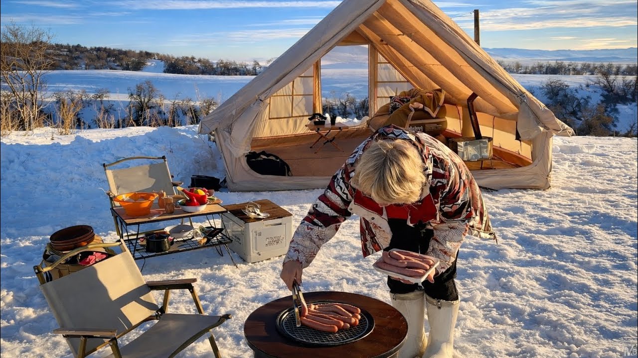 КЕМПИНГ В СНЕЖНЫХ ГОРАХ С УЮТНОЙ НАДУВНОЙ ПАЛАТКОЙ