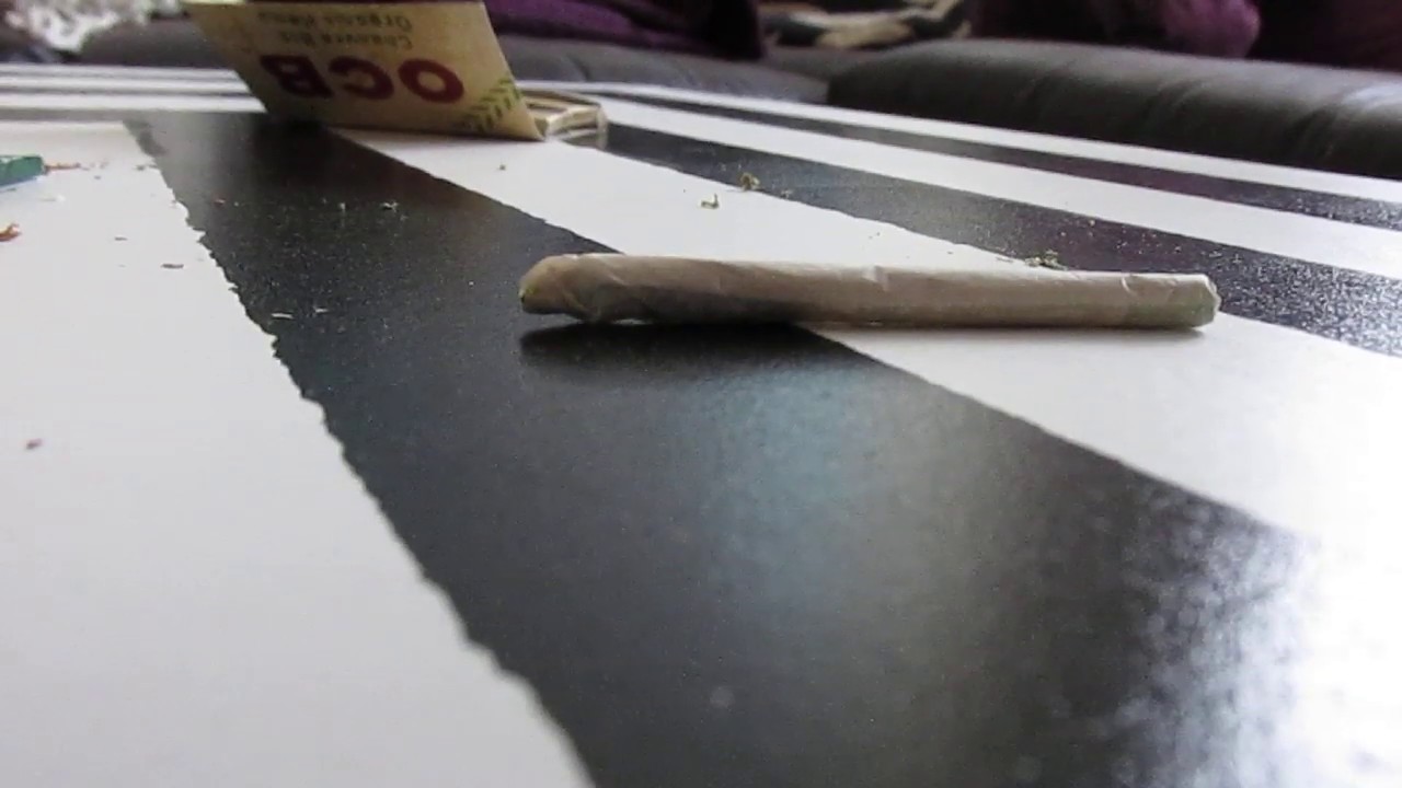 Comment rouler un joint presque parfait &agrave; la main. How to roll a spliff almost perfect with hands :D