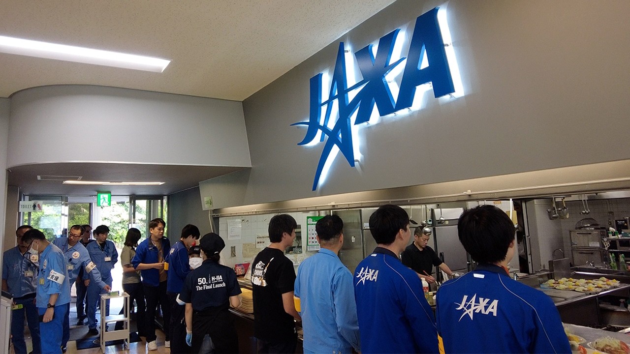 Обед с ракетными учёными JAXA: Внутри столовой космического центра