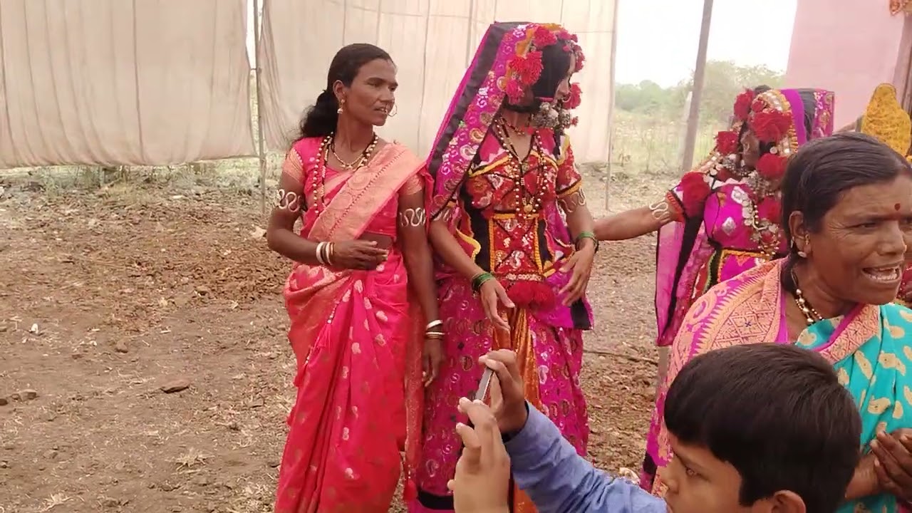 संत सेवालाल महाराज यांची जयंती लिंगा देवखेड साजरी करून महीला मंडळ बंजारा गित सादर करताना 