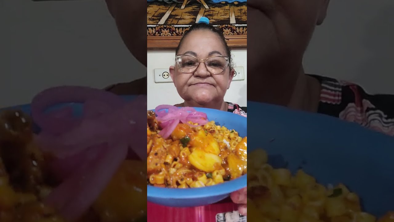Bora comer frango com batata macarrão maravilhoso gratidão sempre a Deus e a vcs 
