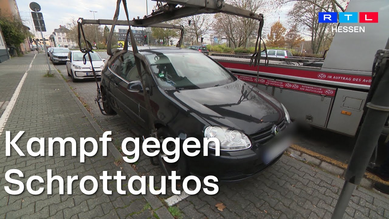 Schrottautos belegen Parkpl&auml;tze. Die Stadt Frankfurt k&auml;mpft dagegen an.