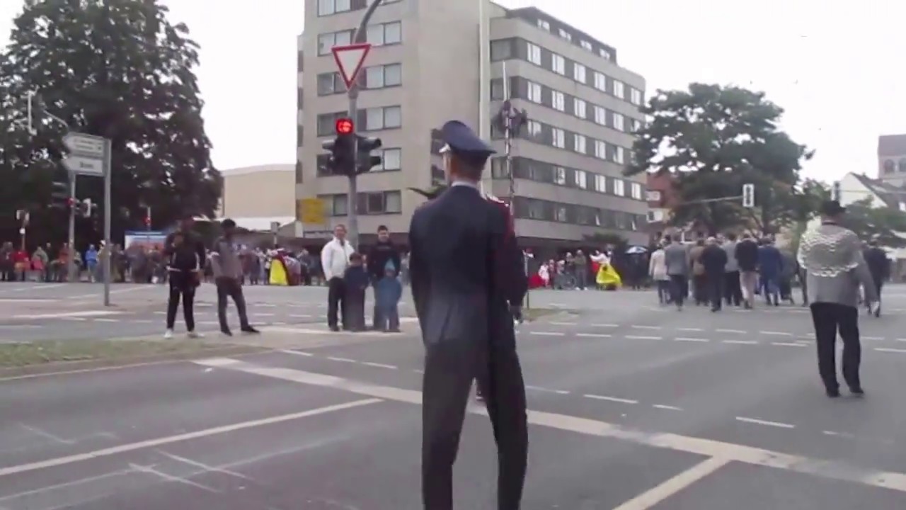 Schützenumzug in Hildesheim von der Kardinal - Bertram-Straße bis ins Festzelt