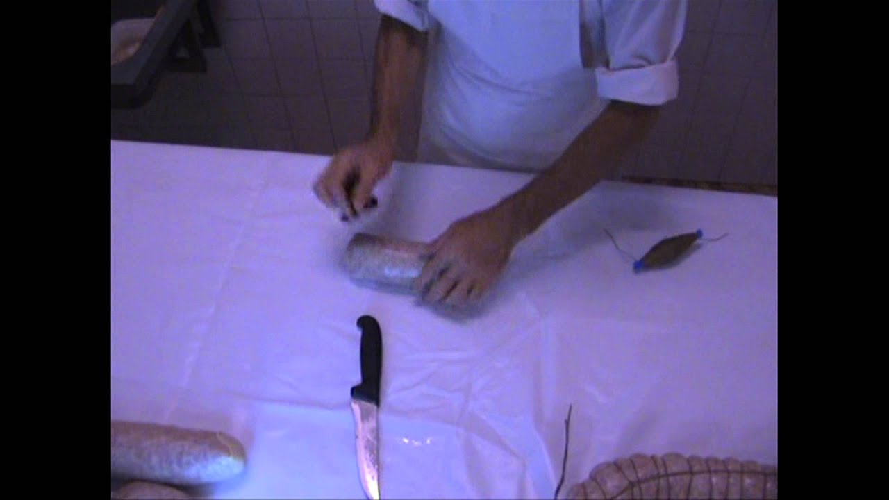 Macelleria Rigamonti: insaccare e legare i salami in Valsassina.